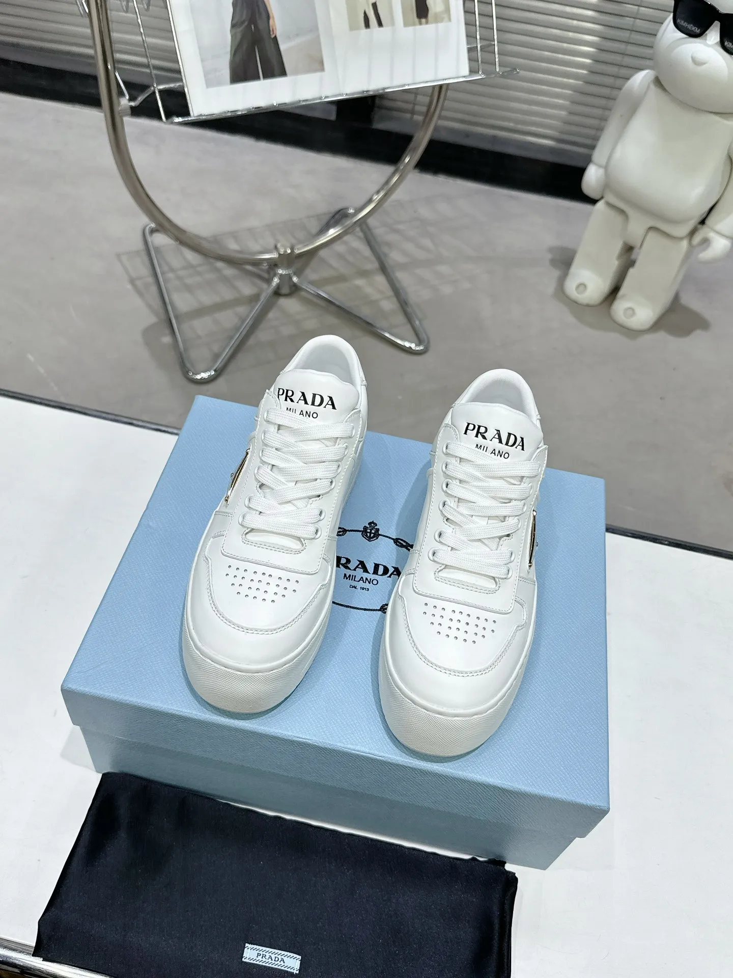 👟👟Ex-factory price 520👟👟 Prada Latest Downtown Bold series Thick-soled Platform Shoes Triangle Logo Casual Sports Shoes White Shoes Original purchase, development and production Downtown Bold sneakers are inspired by the basketball shoes of the 1980s, with sporty design and exquisite details. Crafted from perforated leather, the statement platform sole provides a unique, modern style. The Prada logo is interpreted from different angles, decorated with the iconic enamel-coated triangular metal logo, highlighting the unique classic style. Exquisite packaging at the delivery counter🛍📦 ▪️Fabric: Original custom imported first-layer cowhide ▪️Inner lining: Original imported soft sheepskin ▪️Outsole: Original molded ultra-light foam material ▪️Sole thickness: 4.5CM ▪️Size: Women's 35-40